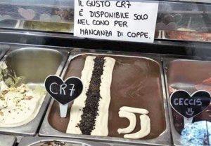 Napoli - Il gelato Cr7 con sfottò
