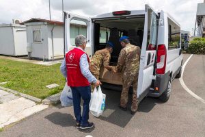 Viterbo - L'aviazione dell'esercito consegna i generi alimentari