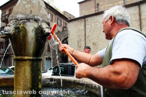 Viterbo - La pulizia della fontana di piazza Dante