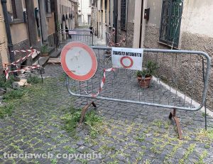 Viterbo - Strada chiusa a via Santa Maria delle Rose
