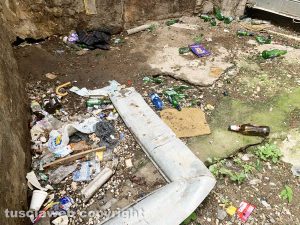 Viterbo - Rifiuti abbandonati a largo Marconi