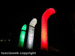 Orte - L'acquedotto della Rocca s'illumina col tricolore