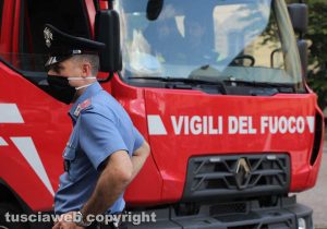 Viterbo - Piazza della Rocca - Materasso a fuoco sulla porta di casa - Carabinieri e vigili del fuoco