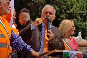 Gilet arancioni - Il generale Antonio Pappalardo a piazza del popolo