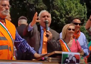 Gilet arancioni - Il generale Antonio Pappalardo a piazza del popolo