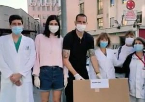 Leonardo Bonucci e Martina Maccari consegnano le mascherine
