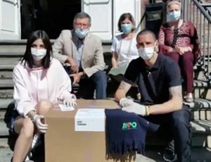 Leonardo Bonucci e Martina Maccari consegnano le mascherine