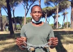 Aboubakar Soumahoro s'incatena
