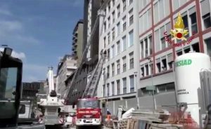 Milano - L'evacuazione del palazzo da parte dei vigili del fuoco