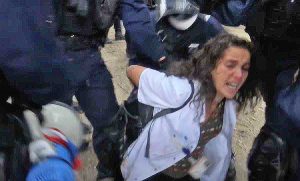 Parigi - Arresto di un'infermiera durante le manifestazioni degli operatori sanitari