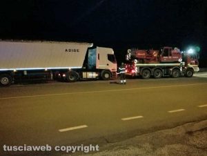 Valentano - Autoarticolato carico di orzo si blocca sulla strada