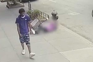 Giovane colpisce con un pugno una 92enne a New York