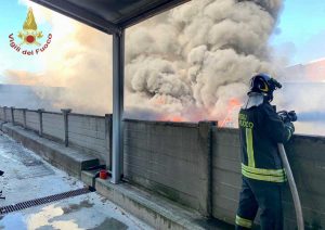 Settimo Torinese - Intervento dei vigili del fuoco in un'azienda in fiamme
