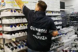 Roma - Guardia di finanza - Controlli in un negozio