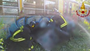 Scontro auto - treno - Intervento dei vigili del fuoco