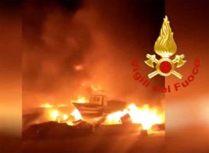 Lampedusa - Incendiati vecchi barconi dei migranti