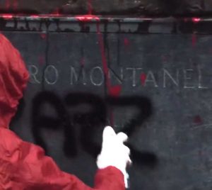 Milano - Rete studenti di Milano e Lume imbrattano la statua di Montanelli