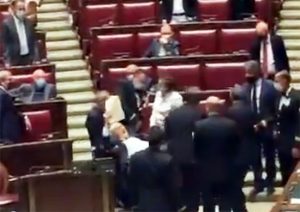 Vittorio Sgarbi cacciato di peso dalla Camera
