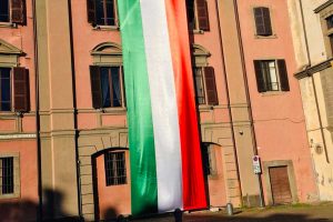 Viterbo - Il tricolore sul palazzo della Prefettura