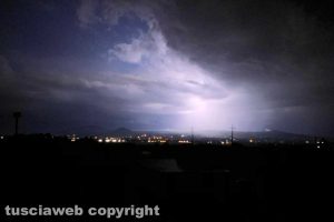 Viterbo notturna illuminata da un fulmine