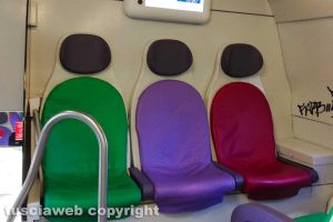 Sedili del treno senza adesivi per il distanziamento