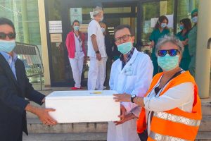 Semi di pace e croce rossa consegnano gelati al personale dell'ospedale di Tarquinia