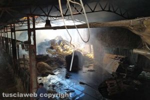 Il fienile in fiamme a Montefiascone