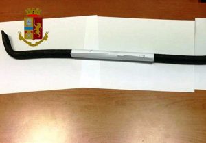 Afragola - L'asta di ferro trovata dalla polizia