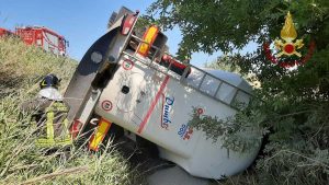 Civitavecchia - Autoarticolato si ribalta sull'Aurelia