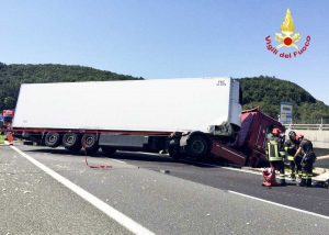 Livorno - Tir in bilico sul viadotto, autista salvato con l'autogrù