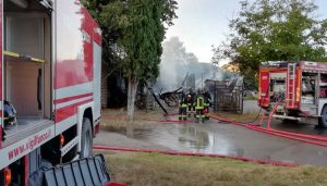 Acquapendente - Il capannone distrutto dall'incendio - L'intervento dei vigili del fuoco