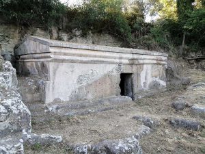 Tuscania - La Tomba del dado