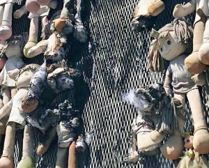 Il muro delle bambole danneggiato dall'incendio