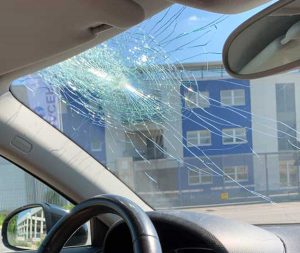 Bergamo - Sasso contro un'auto in corsa