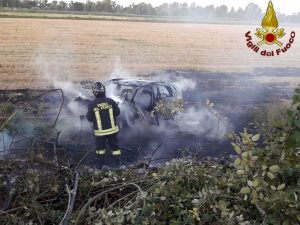 Fiumicino - I vigili del fuoco spengono l'auto in fiamme dopo l'incidente