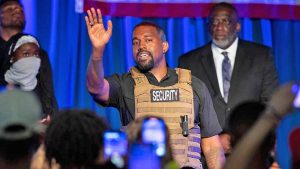Kanye West durante il suo primo comizio presidenziale