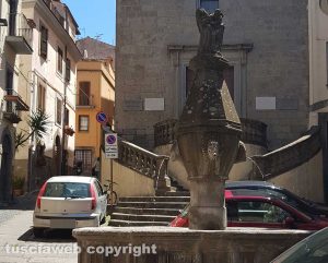 Viterbo - Macchine in piazza della Crocetta