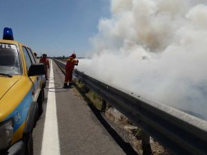 Vasto incendio di sterpaglie vicino l'autostrada