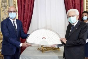 Roma - Il presidente dell'associazione Stampa parlamentare, Marco Di Fonzo, e il presidente della Repubblica Sergio Mattarella alla cerimonia del Ventaglio
