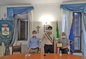 La consegna del riconoscimento