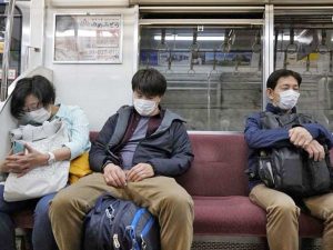 Giappone, mascherine sulla metropolitana