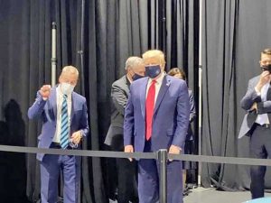 Trump indossa la mascherina durante una visita alla Ford