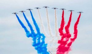 La pattuglia acrobatica di Francia ha sfilato sopra il centro di Parigi