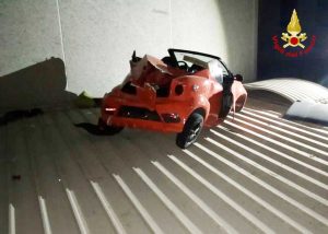 Fonte Nuova - Incidente in minicar, salvato un ragazzo finito sul tetto di un capannone