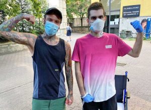Fedez insieme al ragazzo che ha subito un trapianto ai polmoni
