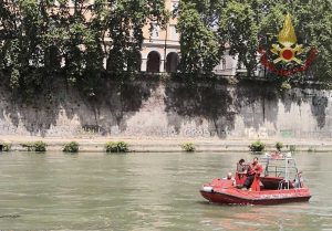 Roma - Il nucleo sommozzatori vigili del fuoco recupera un corpo senza vita nel Tevere