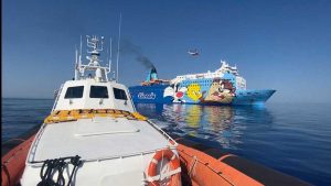 L'intervento di guardia costiera e vigili del fuoco