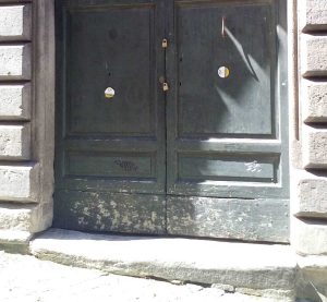 Viterbo - Il portone di palazzo Calabresi