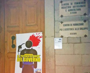 Viterbo - CasaPound - Il cartonato davanti alla camera di commercio