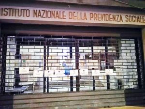Viterbo - Manifesti funebri alla sede Inps